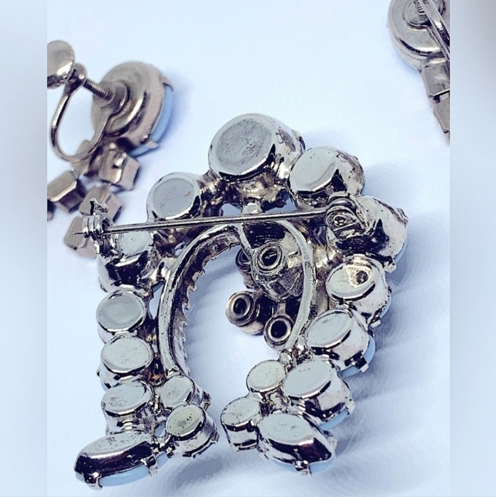 Juliana D&E Baby Blue Milk Glass Horseshoe Brooch & Screwback Earrings Parure - Picture 6 of 10